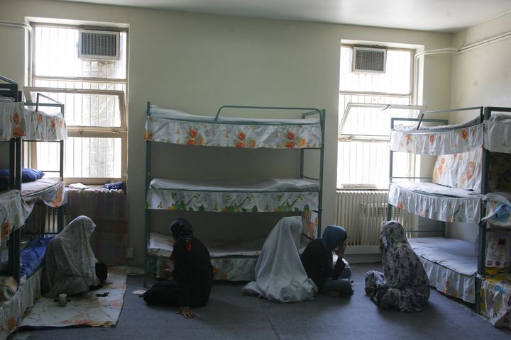 Une cellule de femmes dans la prison d'Evin, au nord de Téhéran (Iran), en juin 2006. (ATTA KENARE / AFP)