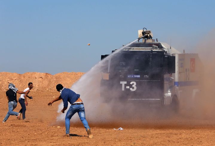 La police turque disperse des manifestants kurdes &agrave; proximit&eacute; de la fronti&egrave;re avec la Syrie, le 21 septembre 2014 pr&egrave;s de Suruc (Turquie). (BURHAN OZBILICI / AP / SIPA)