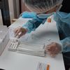 Une pharmacienne finalise un test antigénique de dépistage du Covid-19, à Mont-de-Marsan (Landes), le 7 novembre 2020. (VALÉRIE MOSNIER / FRANCE BLEU GASCOGNE)