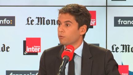 Le secrétaire d'État Gabriel Attal était l'invité de "Questions Politiques" sur franceinfo et France Inter, dimanche 22 septembre. (RADIO FRANCE)