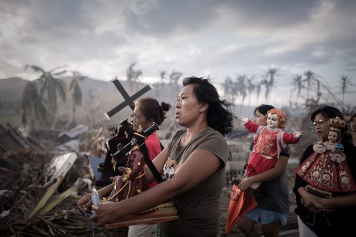 île de Leyte, côte orientale des Philippines, 18 novembre 2013. Dix jours après le passage destructeur du super-typhon Haiyan, une procession religieuse est organisée.
 (Philippe Lopez / Agence France-Presse)