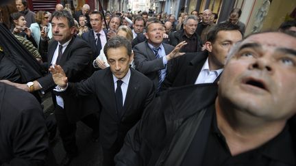 Nicolas Sarkozy&nbsp;travers le centre historique de Bayonne (Pyr&eacute;n&eacute;es-Atlantiques) sous les hu&eacute;es, le 1er mars 2012. (PHILIPPE WOJAZER / REUTERS)