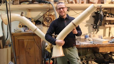 Sandro Faïta, un des cinq facteurs français de cor des Alpes, dans son atelier de la Croix-Rousse à Lyon.
 (S.Hilarion)