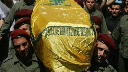 Beyrouth, au Liban, le 21 mai 2013. Des membres du Hezbollah libanais portent le cercueil d'un camarade, tué au combat. (AFP PHOTO / STR)