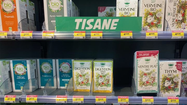 Le rayon d'une pharmacie parisienne est rempli de tisanes aux promesses de vertus détoxifiantes. (THOMAS PONTILLON / FRANCEINFO / RADIO FRANCE)