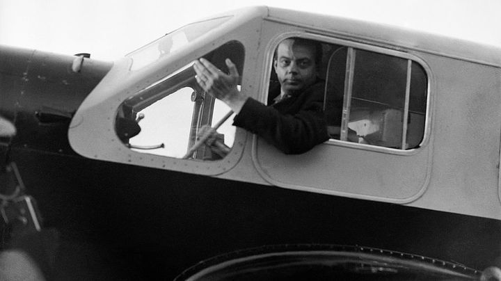 Portrait d'Antoine de Saint-Exupéry, aviateur et écrivain, dans le cockpit de son avion, le Caudron Simoun, en 1936, en France. (KEYSTONE-FRANCE / GAMMA-RAPHO / GETTYIMAGES)