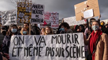 Des manifestants&nbsp;contre la fermeture prolongée des lieux de culture place de la Bastille à Paris, le 15 décembre 2020.&nbsp; (VIRGINIE MERLE / HANS LUCAS)