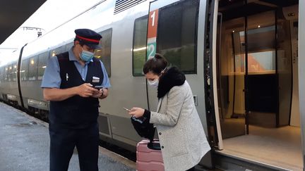 Un controleur de la SNCF et une passagère en gare d'Orléans (Loiret). Photo d'illustration. (ANNE OGER / FRANCE-BLEU ORLÉANS)