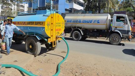 Une distribution d'eau pour des logements de Bangalore, le 27 février 2018. (MANJUNATH KIRAN / AFP)