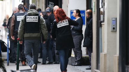 Des policiers enqu&ecirc;tent au si&egrave;ge de "Lib&eacute;ration", o&ugrave; une fusillade a eu lieu lundi 18 novembre 2013. (KENZO TRIBOUILLARD / AFP)