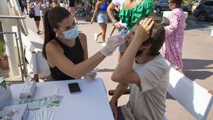 Un test réalisé à Cannes (Alpes-Maritimes), le 14 août 2021.&nbsp; (ERIC DERVAUX / HANS LUCAS / AFP)