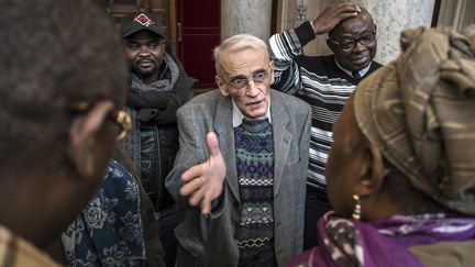 Le pr&ecirc;tre G&eacute;rard Riffard quitte le palais de justice de Lyon, le 2 d&eacute;cembre 2014. (JEAN-PHILIPPE KSIAZEK / AFP)