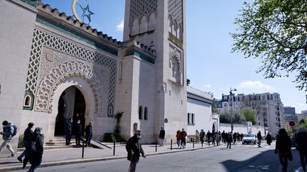 L'entrée de la Mosquée de Paris, le 13 avril 2021, quelques heures avant le début du mois du ramadan. (THOMAS SAMSON / AFP)