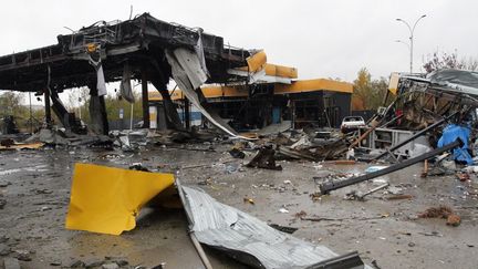 Les restes d'une station service détruite à Dnipro (Ukraine), le 26 octobre 2022. (UKRINFORM / NURPHOTO / AFP)