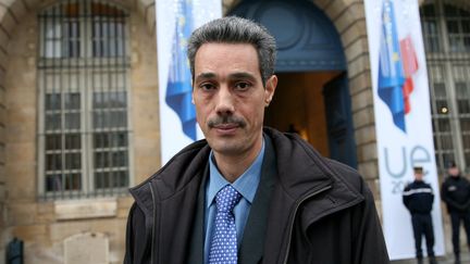 Omar Raddad devant le ministère de la Justice à Paris, le 1er décembre 2008. (MAXPPP)