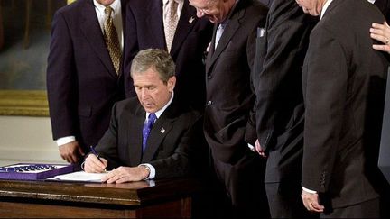 Signature du Patriot Act par le président Bush, le 26 octobre 2001. (SHAWN THEW / AFP)