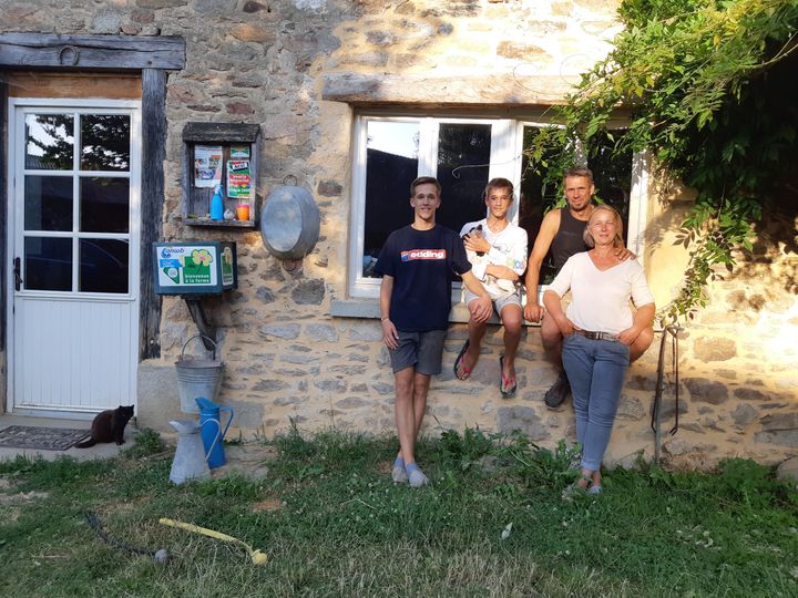 La famille Jansen, qui tient un camping à la ferme à&nbsp;La Roche-l'Abeille, en Haute-Vienne. (SARAH TUCHSCHERER / RADIO FRANCE)