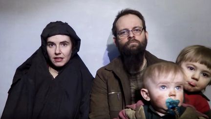 Les otages américano-canadien Caitlan Coleman, Joshua Boyle et leurs enfants dans une vidéo des talibans afghans, le 19 décembre 2016. (REUTERS)