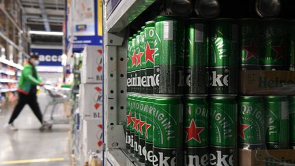 Un rayon de bières Heineken dans un magasin à&nbsp;Novosibirsk, en Russie, le 28 mars 2022. (ALEXANDR KRYAZHEV / SPUTNIK / AFP)