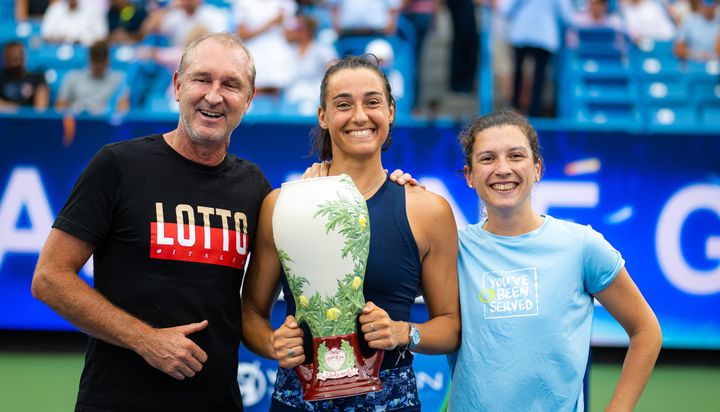 Caroline Garcia lors de sa finale remportée à Cincinnati, le 21 août 2022 et entourée de sa nouvelle équipe, son entraîneur&nbsp;Bertrand Perret et sa préparatrice physique&nbsp;Laura Legoupil. (MAXPPP)