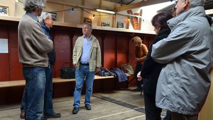 Jos&eacute; Bov&eacute; rencontre des d&eacute;fenseurs du fret fluvial, le 14 mai 2014, &agrave; Carcassonne (Aude). (YANN THOMPSON / FRANCETV INFO)