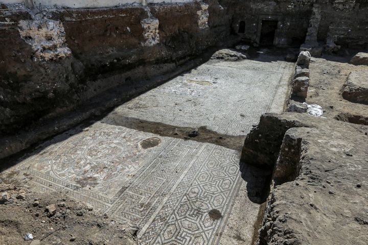 La mosaïque mesure&nbsp;vingt&nbsp;mètres de long et six de large. (LOUAI BESHARA / AFP)