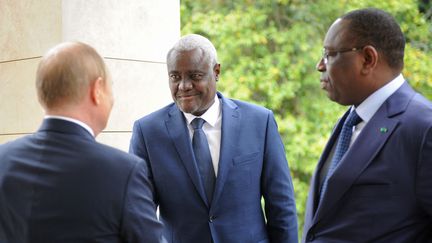 Le président de la commission de l'Union africaine&nbsp;Moussa Faki (au centre) et&nbsp;le chef de l'Etat sénégalais Macky Sall (à droite), lors d'une rencontre avec Vladimir Poutine, le 3 juin 2022, à&nbsp;Sotchi en Russie. (MIKHAIL KLIMENTYEV / SPUTNIK)