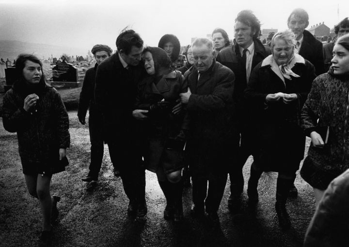 Des proches de victimes du Bloody Sunday lors d'une procession funéraire à Derry-Londonderry, le 8 février 1972. (HULTON DEUTSCH / CORBIS HISTORICAL / GETTY IMAGES)