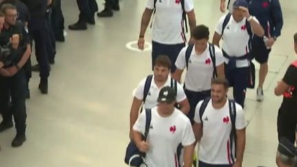 Les joueurs du XV de France sont arrivés à Lille (Nord), où ils doivent jouer leur deuxième match de Coupe du monde de rugby contre l'Uruguay, jeudi 14 septembre. (FRANCE 2)