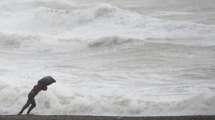 Outre-Manche aussi, le vent souffle très fort. Cet homme tente de marcher sur la plage de Newheaven (Royaume-Uni), le 8 février 2016. (PETER NICHOLLS / REUTERS)