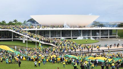 Des partisans de l'ex-président brésilien Jair Bolsonaro envahissent le palais présidentiel à Brasilia, le 8 janvier 2023. (EVARISTO SA / AFP)