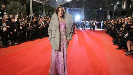 Elle devait vraiment craindre la pluie Jeanne Balibar pour monter les marches avec cette veste XXL. (VALERY HACHE / AFP)