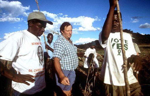 Des vétérans zimbabwéens s'emparent de l'exploitation d'un fermier blanc le 7 février 2002. (PHILLIPS FRED/SIPA)