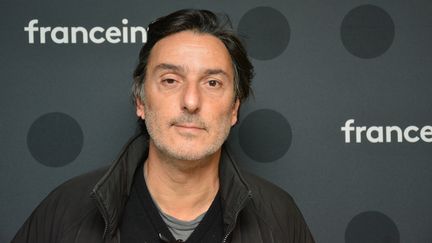 Yvan Attal, acteur, réalisateur, scénariste et dialoguiste, invité d'Elodie Suigo sur franceinfo le 28 octobre 2019 (JEAN-CHRISTOPHE BOURDILLAT / FRANCEINFO / RADIO FRANCE)