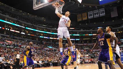 Blake Griffin monte au dunk sous les yeux de Dwight Howard