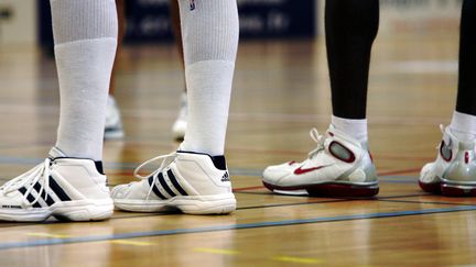 Des basketteurs avec des chaussures des marques Adidas et Nike, le 10 octobre 2005. (MAXPPP)