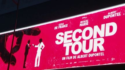 "Second tour", le dernier film d'Albert Dupontel, est sorti en salle mercredi 25 octobre. Le réalisateur raconte l'histoire d'une journaliste tête brûlée qui couvre la campagne d'un candidat à l'élection présidentielle. (FRANCEINFO)