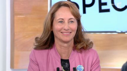 S&eacute;gol&egrave;ne Royal, la ministre de l'Ecologie, invit&eacute;e de l'&eacute;mission "C &agrave; vous" sur France 5, le 31 ao&ucirc;t 2015. (FRANCE 5)