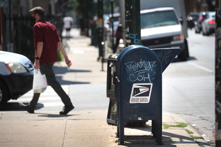 Une boîte aux lettres de l'US Postal Service à Chicago (Etats-Unis), le 13 août 2020. (SCOTT OLSON / GETTY IMAGES NORTH AMERICA)