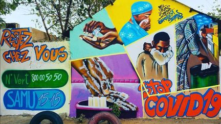 Considéré́ comme l’un des pères du graffiti africain, Docta, créé en 1994 Doxandem Squad, la première structure sénégalaise consacré à cet art et aux cultures urbaines. Sous l’impulsion d’ONG, la quinzaine de membres de ce collectif aborde, à travers leurs créations, des problématiques sociales et sanitaires. Devenus l’iconographie majoritaire du collectif, ces thèmes donnent aux graffitis une fonction éducative. Pour appuyer leurs messages, ils accompagnent leurs images de textes. (DOXANDEM SQUAD)