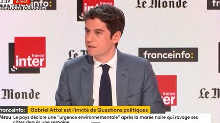 Gabriel Attal, porte-parole du gouvernement, invité de Questions politiques sur France Inter, le 23 janvier 2022. (FRANCE INFO/ RADIOFRANCE)