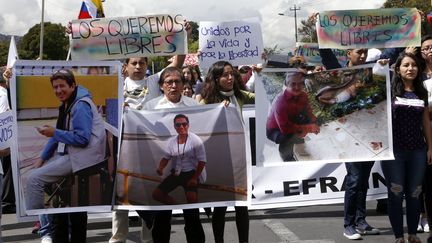 Manifestation de soutien à&nbsp;Javier Ortega, Paul Rivas&nbsp;et Efrain Segarra, à Quito le 1er avril. Les trois hommes ont été enlevés à la frontière entre Equateur et Colombie. (CRISTINA VEGA / AFP)