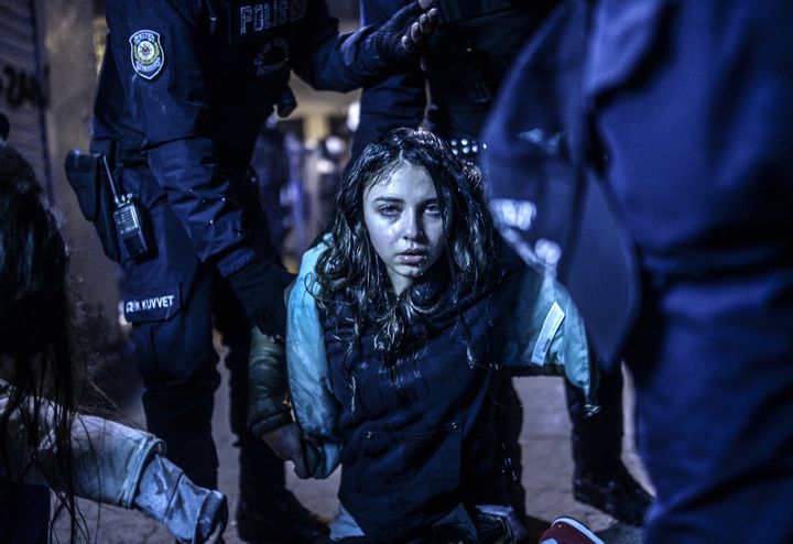 Une jeune fille bless&eacute;e apr&egrave;s des affrontements entre police et manifestants &agrave; Istanbul (Turquie), le 12 mars 21014. (BULENT KILIC / AFP)