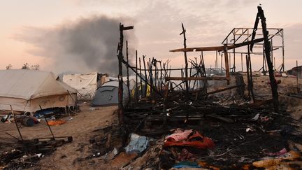 Des abris incendiés et une "jungle" quasi désertée mercredi 26 octobre, au troisième jour du démantèlement. (PHILIPPE HUGUEN / AFP)