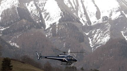 &nbsp; (Les hélicoptères survolent depuis plusieurs heures les lieux du crash de l'appareil de Germanwings © AP/SIPA/Claude Paris)