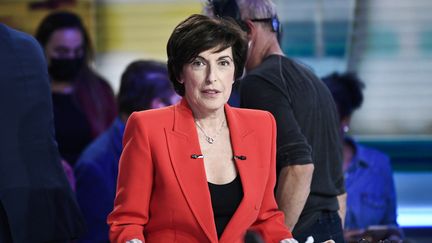 Ruth Elkrief en 2021 sur le studio de LCI. (STEPHANE DE SAKUTIN / AFP)