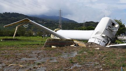 Une éolienne renversée par la passage du typhon&nbsp;Cimaron, le 24 août 2018, à&nbsp;Awaji au Japon. (SHOHEI / YOMIURI / AFP)