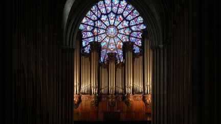 L'orgue de la cathédrale Notre-Dame de Paris compte&nbsp;avec cinq claviers, 109 jeux et près de 8 000 tuyaux. (STEPHANE DE SAKUTIN / AFP)