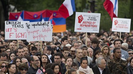 Des personnes comm&eacute;morent &agrave; Paris le centaine du g&eacute;nocide arm&eacute;nien, le 24 avril 2015. (KENZO TRIBOUILLARD / AFP)