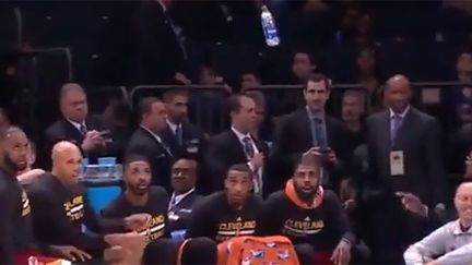 LeBron James et les remplaçants de Cleveland s'adonnent au Water Bottle Challenge pendant un match